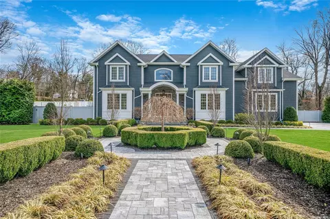 8 Beaufort Ln, Woodbury, NY 11797