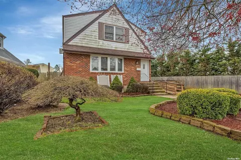 2570 Davenport Pl, North Bellmore, NY 11710