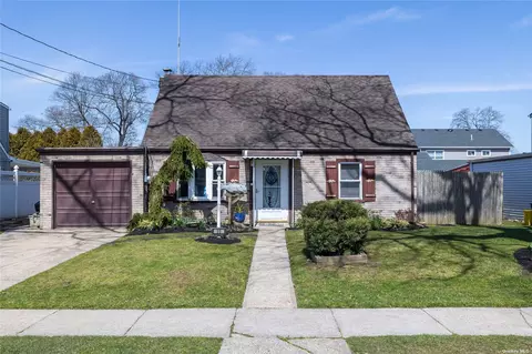 95 Cleveland Ave, Massapequa, NY 11758