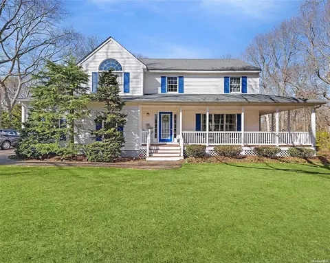 15 Andys Ln, Eastport, NY 11941