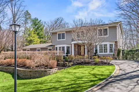 42 Wagon Wheel Ln, Dix Hills, NY 11746
