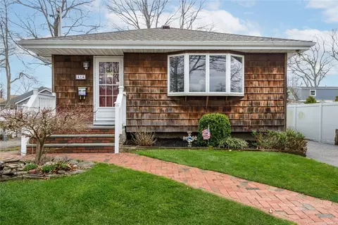 414 Oak Neck Rd, West Islip, NY 11795