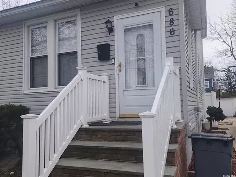 686 Stratford Rd, North Baldwin, NY 11510