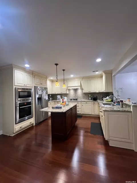 122 Foxwood Dr #122, Jericho, NY 11753