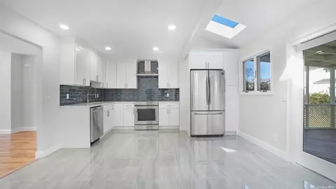 295 W 14th St, Deer Park, NY 11729