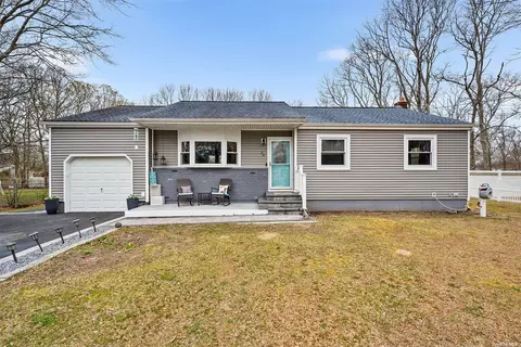 20 Terapin St, Mastic, NY 11950