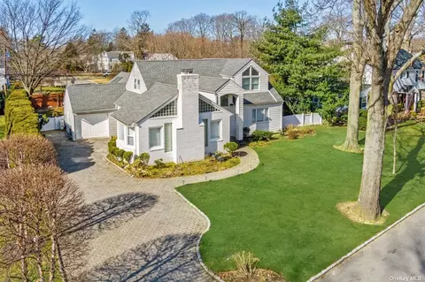 23 Canterbury Ln, Roslyn Heights, NY 11577