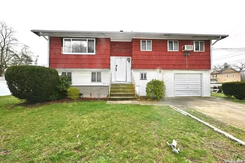 2 Delaware Rd, West Babylon, NY 11704