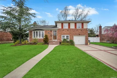 23 Grant St, Farmingdale, NY 11735