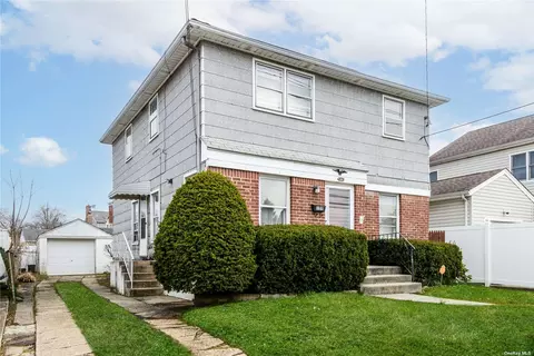109 Morningside Dr, Westbury, NY 11590