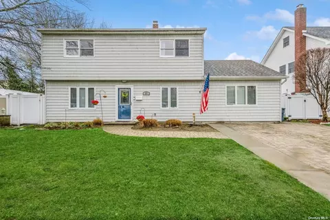 22 Slate Ln, Levittown, NY 11756