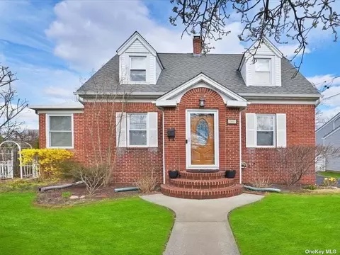 2595 Fox Blvd, Merrick, NY 11566