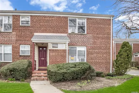 76 Edwards St #2A, Roslyn Heights, NY 11577