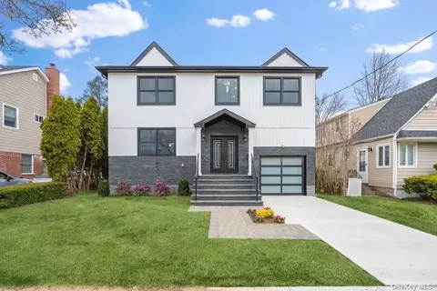 132 Roselle St, Mineola, NY 11501