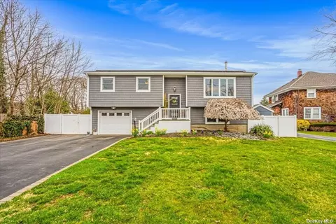 25 Gerek Ave, West Islip, NY 11795