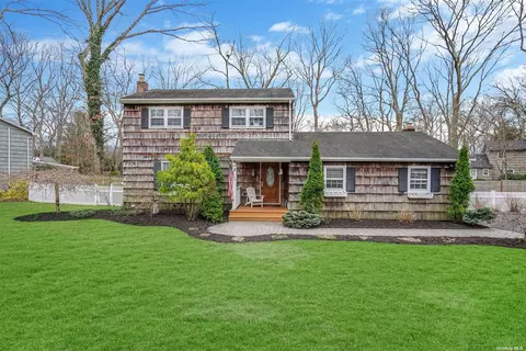 8 Robert Ct, Shoreham, NY 11786
