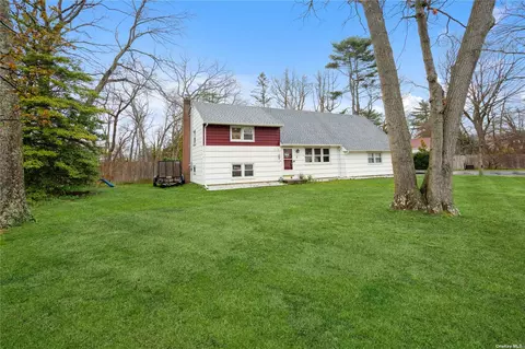 25 Maple St, Hauppauge, NY 11788
