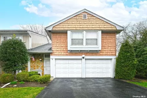 18 The Mews #18, Syosset, NY 11791