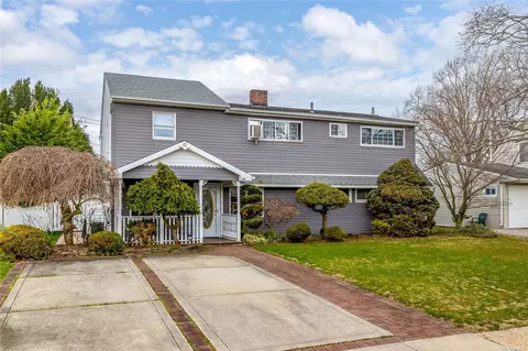 34 Potter Ln, Levittown, NY 11756