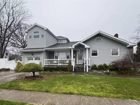46 Prairie Ln, Lindenhurst, NY 11757