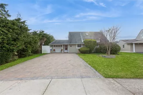 14 Meeting Ln, Hicksville, NY 11801