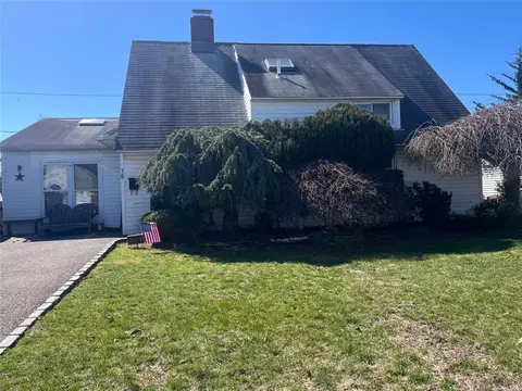 70 Twig Ln, Levittown, NY 11756