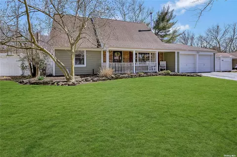 9 Twisting Dr, Lake Grove, NY 11755