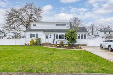 197 14th Ave, West Babylon, NY 11704