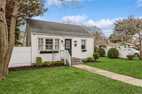 28 Goeller Ave, Huntington Station, NY 11746