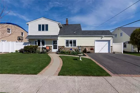 63 Prairie Ln, Levittown, NY 11756