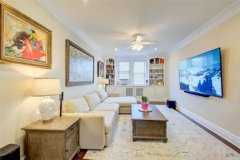 222 7th St #3F, Garden City, NY 11530