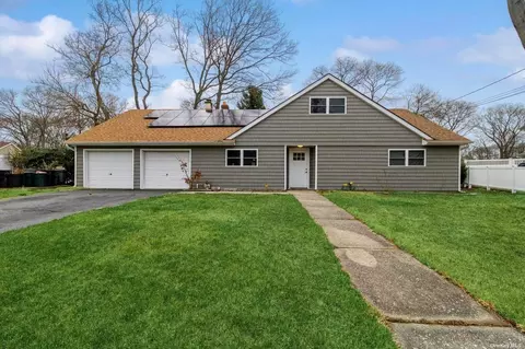 11 Namrof Ln, Holbrook, NY 11741