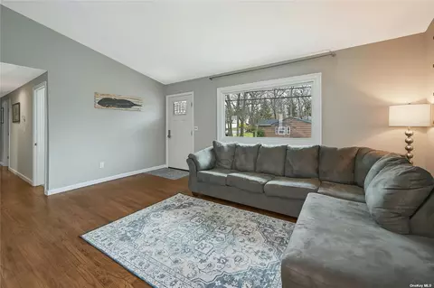 91 New York Ave, Sound Beach, NY 11789