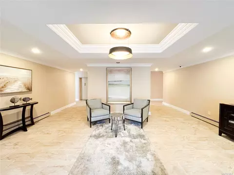 11 Wooleys Ln #2A, Great Neck, NY 11023