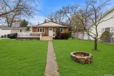 629 East Dr, Lindenhurst, NY 11757