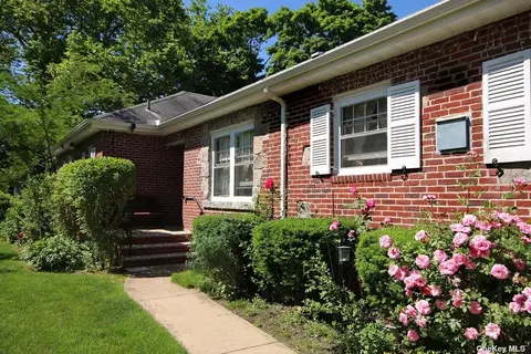 1 Oaks Ct, Brightwaters, NY 11718