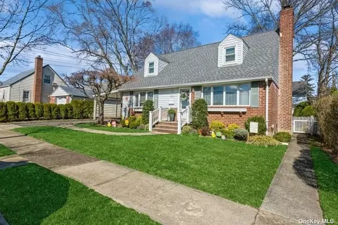 328 Buchanan Ave, Mineola, NY 11501