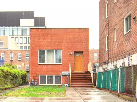 21-22 33rd St, Astoria, NY 11105