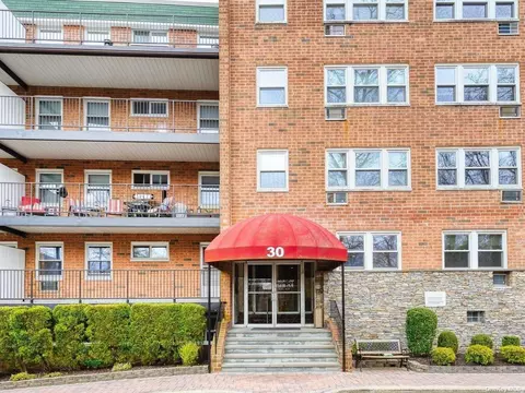 30 Pearsall Ave #2N, Glen Cove, NY 11542