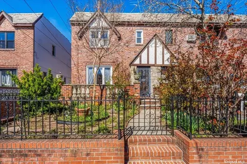 25-66 47th St, Astoria, NY 11103