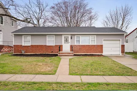 90 14th St, Hicksville, NY 11801