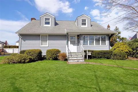 339 N Iowa Ave, Massapequa, NY 11758