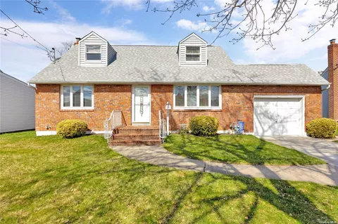 5 Poplar Ave, Farmingdale, NY 11735