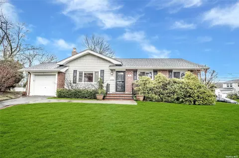 9 Swan Ct, Old Bethpage, NY 11804