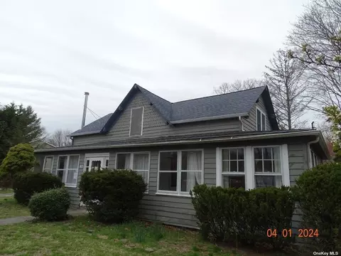 92 N Railroad Ave, Jamesport, NY 11947