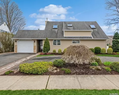 271 Elm Dr S, Levittown, NY 11756