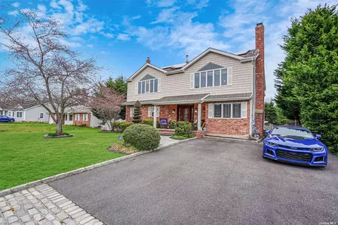 27 Debbie Lee Ln, Bohemia, NY 11716