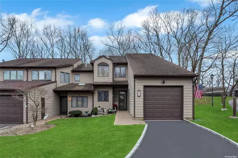 27 Jeremy Cir #27, Nesconset, NY 11767