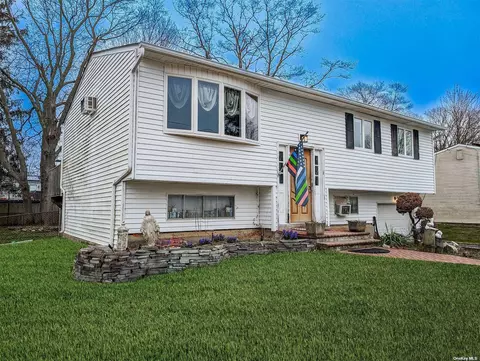 31 Nostrand Ave, Selden, NY 11784