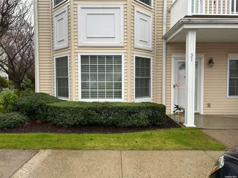 31 Autumn Dr #31, Plainview, NY 11803